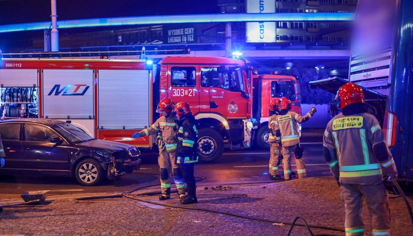 wypadek na rondzie Reagana, autobus wjechał w przejście podziemne