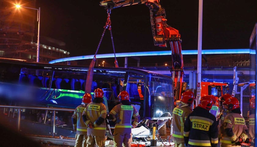 wypadek na rondzie Reagana, autobus wjechał w przejście podziemne