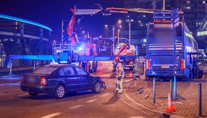 wypadek na rondzie Reagana, autobus wjechał w przejście podziemne
