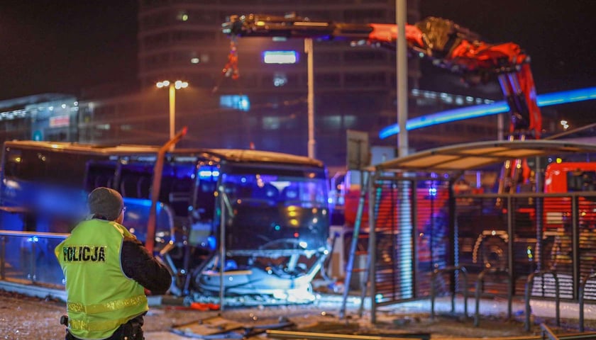 wypadek na rondzie Reagana, autobus wjechał w przejście podziemne