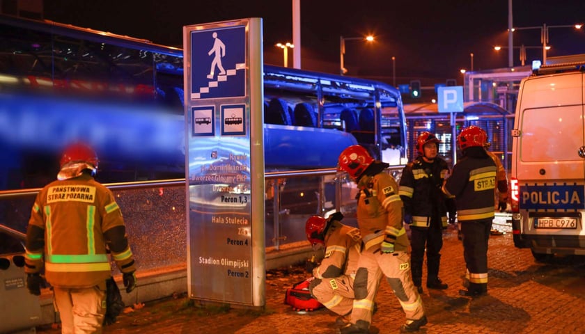 wypadek na rondzie Reagana, autobus wjechał w przejście podziemne