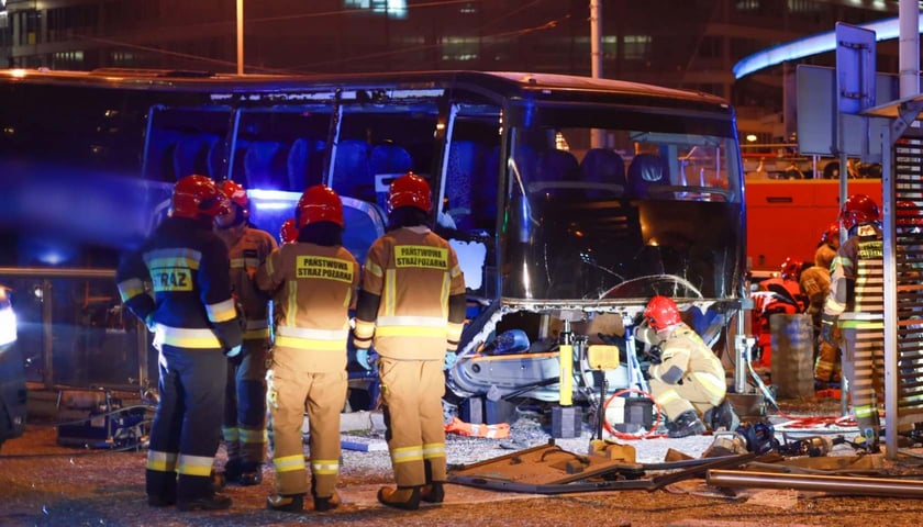 wypadek na rondzie Reagana, autobus wjechał w przejście podziemne