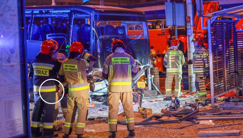 wypadek na rondzie Reagana, autobus wjechał w przejście podziemne