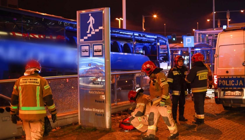 wypadek na rondzie Reagana, autobus wjechał w przejście podziemne