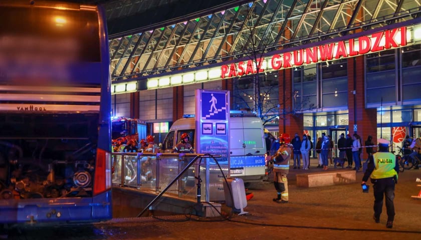 wypadek na rondzie Reagana, autobus wjechał w przejście podziemne
