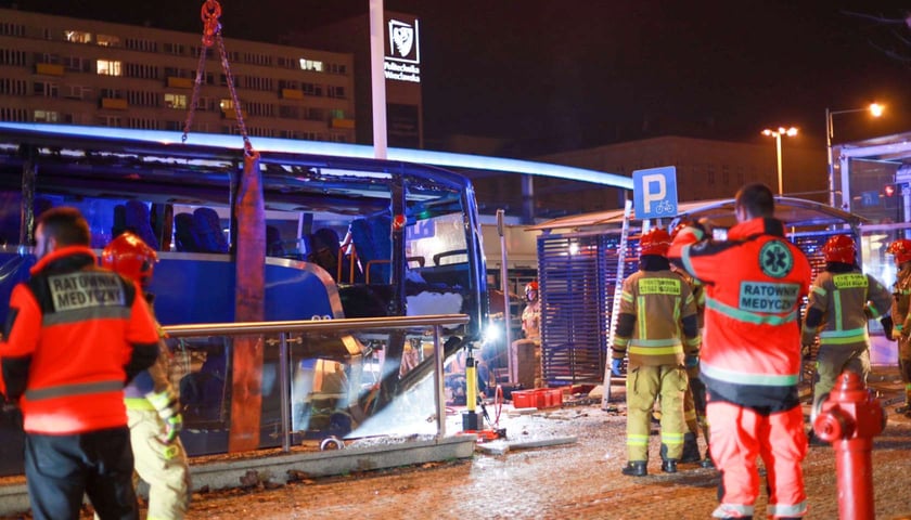 wypadek na rondzie Reagana, autobus wjechał w przejście podziemne