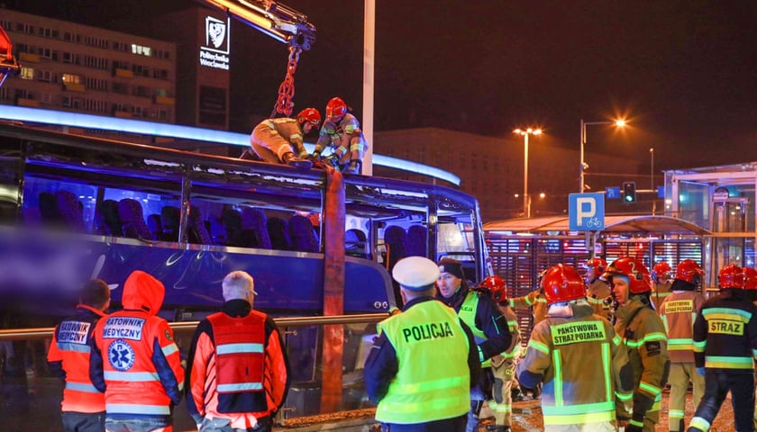 wypadek na rondzie Reagana, autobus wjechał w przejście podziemne