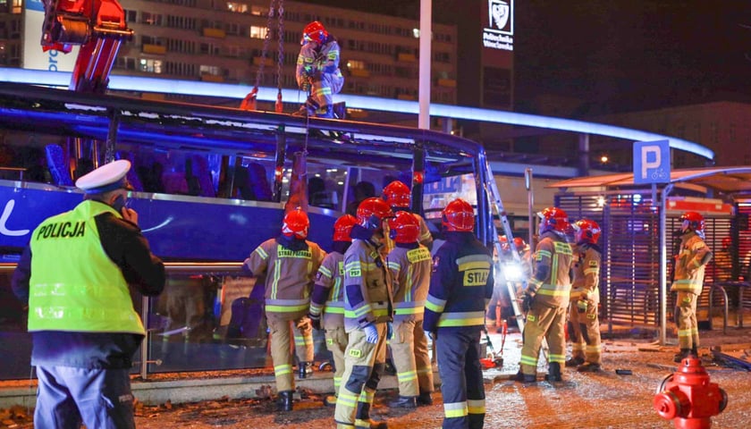 wypadek na rondzie Reagana, autobus wjechał w przejście podziemne