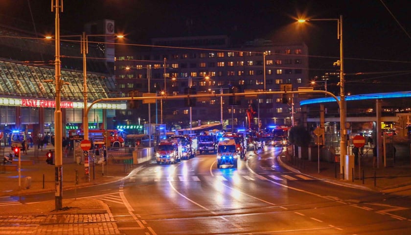 wypadek na rondzie Reagana, autobus wjechał w przejście podziemne