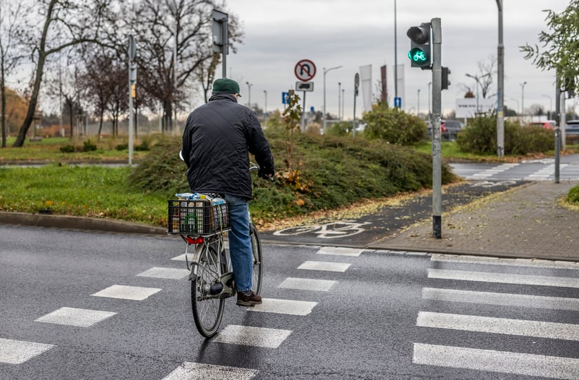 Na zdjęciu przeznaczona do remontu droga rowerowa wzdłuż ul. Krzywoustego