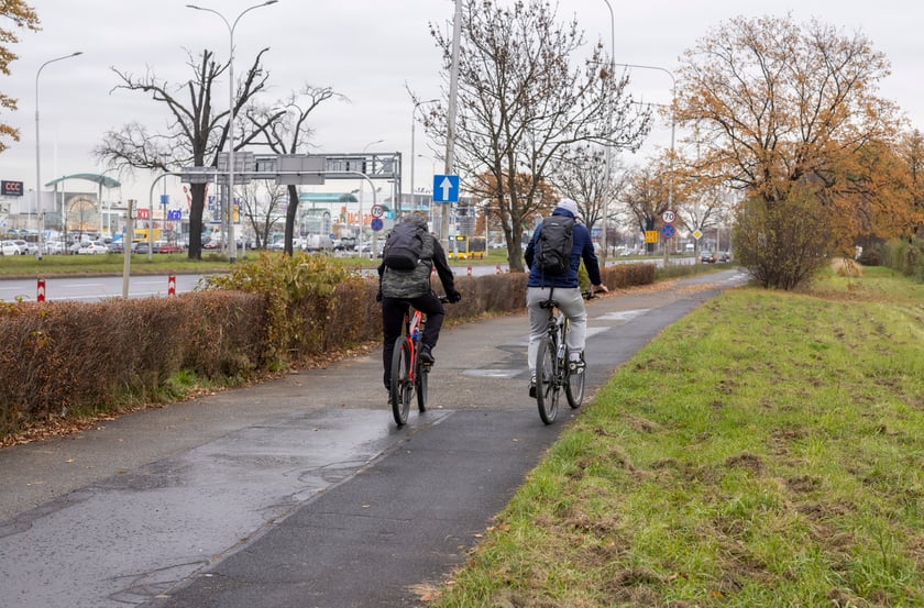 Na zdjęciu przeznaczona do remontu droga rowerowa wzdłuż ul. Krzywoustego