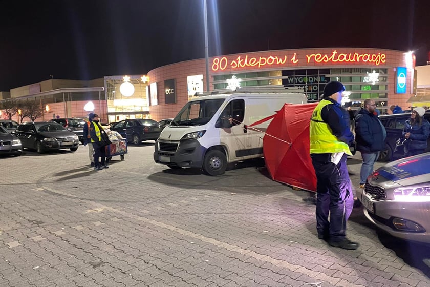 Na zdjęciu miejsce zdarzenia na parkingu Auchan Bielany