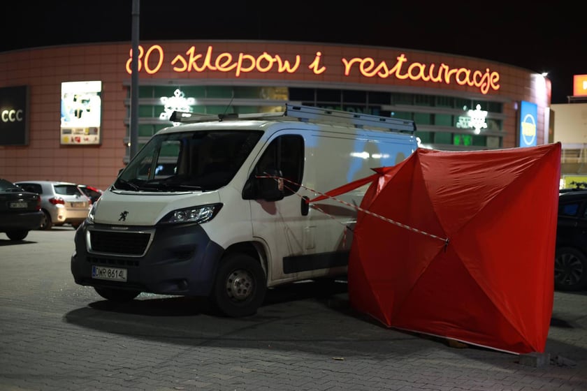 Na zdjęciu miejsce zdarzenia na parkingu Auchan Bielany