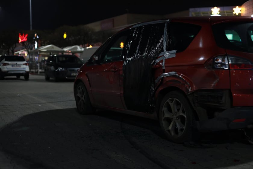 Na zdjęciu miejsce zdarzenia na parkingu Auchan Bielany