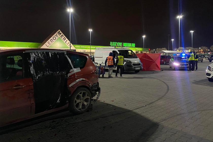 Na zdjęciu miejsce zdarzenia na parkingu Auchan Bielany