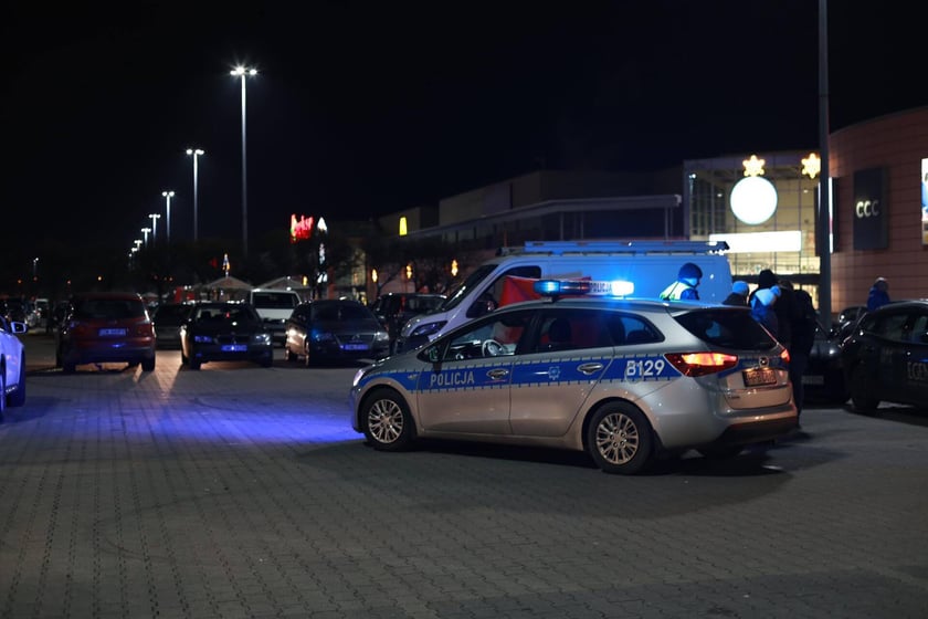 Na zdjęciu miejsce zdarzenia na parkingu Auchan Bielany