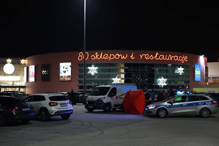 Na zdjęciu miejsce zdarzenia na parkingu Auchan Bielany