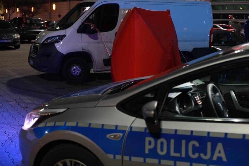 Na zdjęciu miejsce zdarzenia na parkingu Auchan Bielany