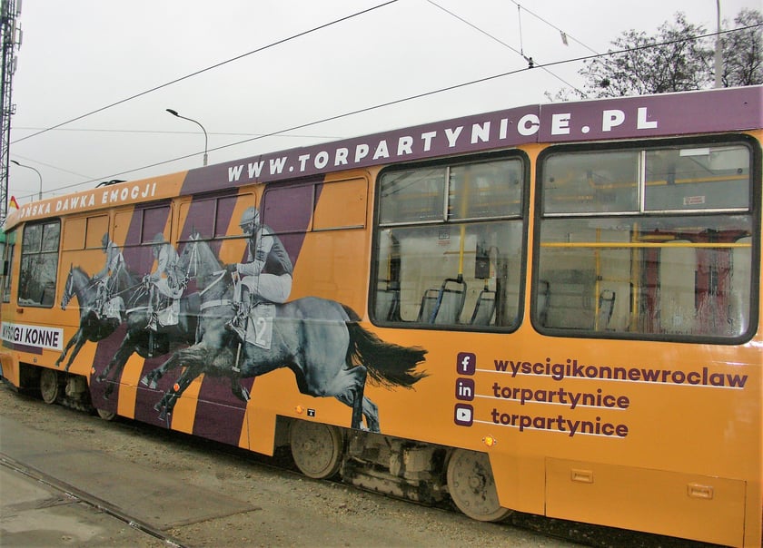 Tramwaj MPK Wrocław promujący Wrocławski Tor Wyścigów Konnych - Partynice