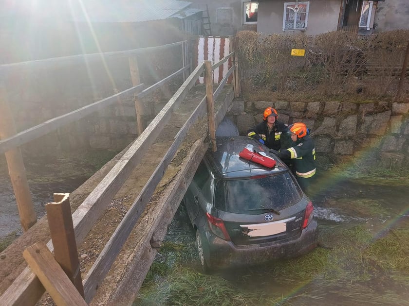 Wypadek w Sadach Dolnych, auto wpadło do rzeki