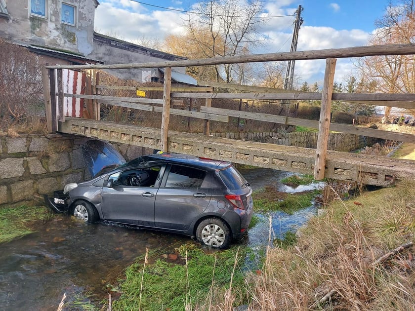 Wypadek w Sadach Dolnych, auto wpadło do rzeki