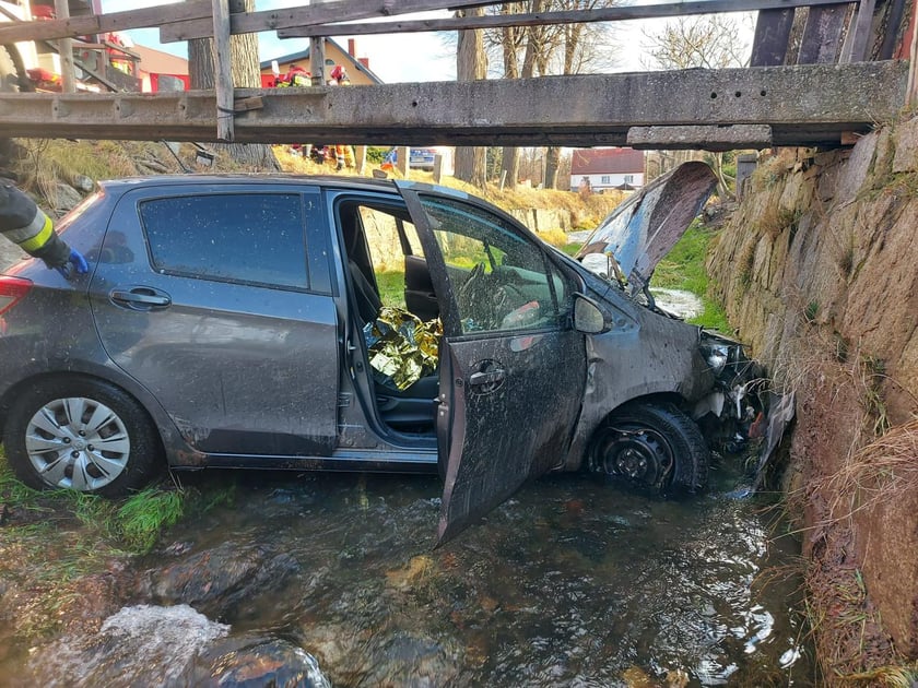 Wypadek w Sadach Dolnych, auto wpadło do rzeki