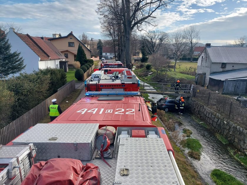 Wypadek w Sadach Dolnych, auto wpadło do rzeki