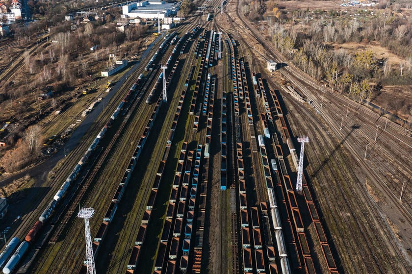 Wagony kolejowe stoją na bocznicy na wrocławskim Brochowie. Widok z drona