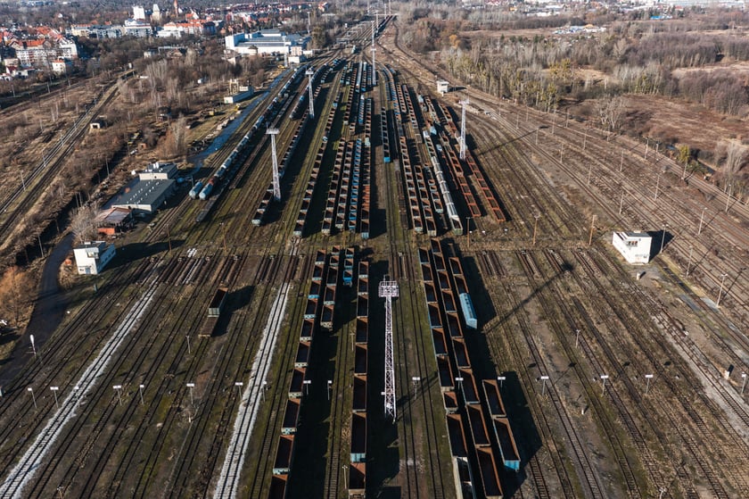 Wagony kolejowe stoją na bocznicy na wrocławskim Brochowie. Widok z drona