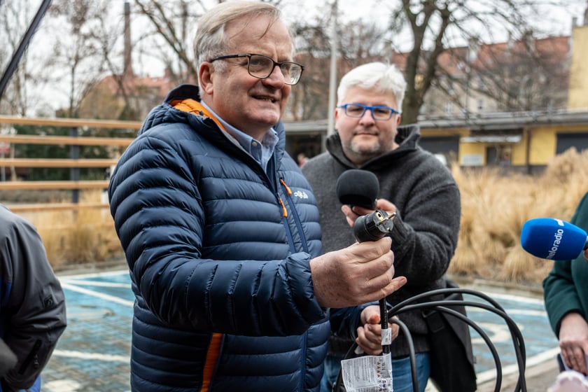 Przekazanie auta elektycznego straży miejskiej pod UM Wrocławia przy ul. Hubskiej