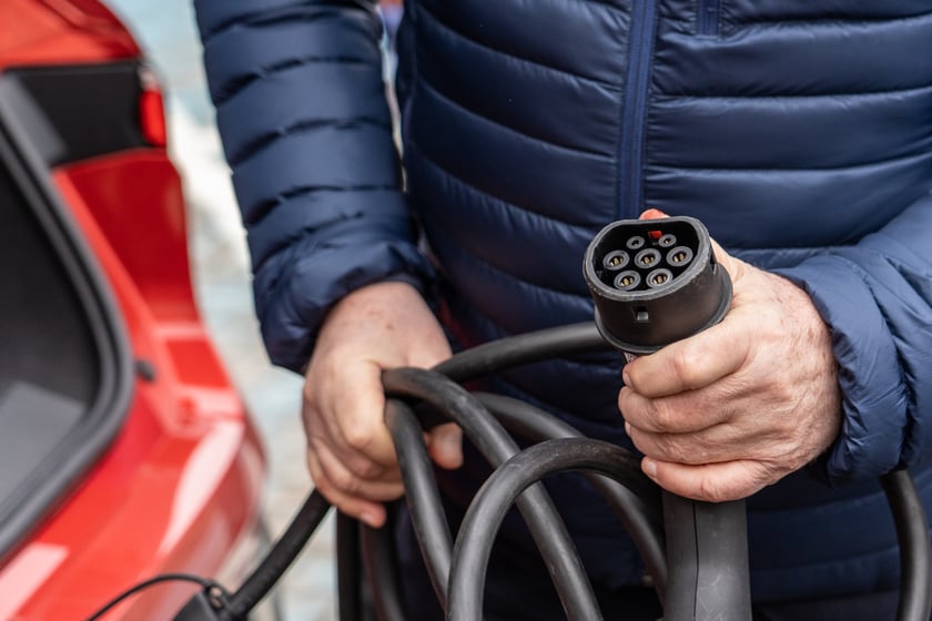 Przekazanie auta elektycznego straży miejskiej pod UM Wrocławia przy ul. Hubskiej