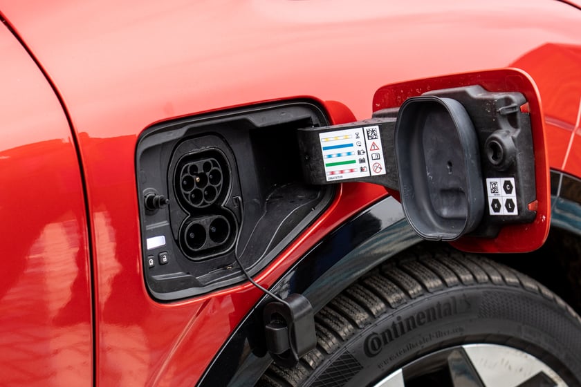 Przekazanie auta elektycznego straży miejskiej pod UM Wrocławia przy ul. Hubskiej