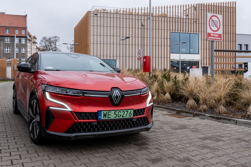 Przekazanie auta elektycznego straży miejskiej pod UM Wrocławia przy ul. Hubskiej
