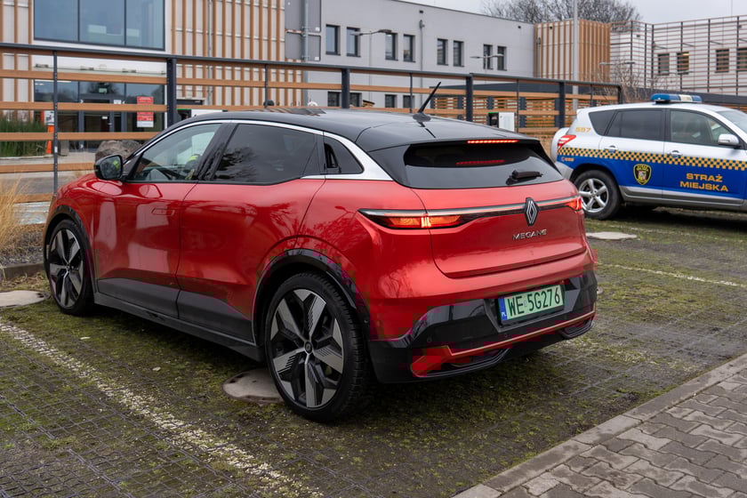 Przekazanie auta elektycznego straży miejskiej pod UM Wrocławia przy ul. Hubskiej