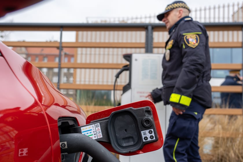 Przekazanie auta elektycznego straży miejskiej pod UM Wrocławia przy ul. Hubskiej