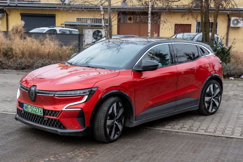 Przekazanie auta elektycznego straży miejskiej pod UM Wrocławia przy ul. Hubskiej