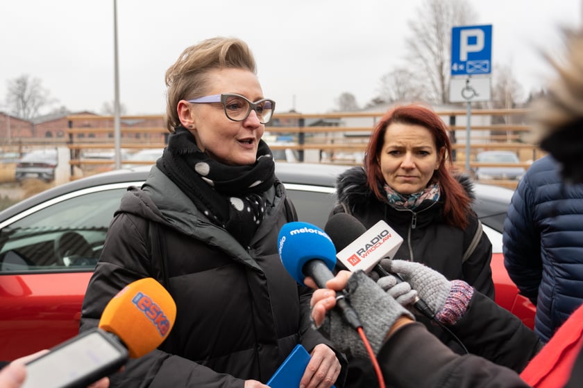 Przekazanie auta elektycznego straży miejskiej pod UM Wrocławia przy ul. Hubskiej