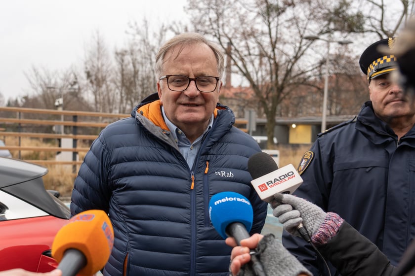 Przekazanie auta elektycznego straży miejskiej pod UM Wrocławia przy ul. Hubskiej