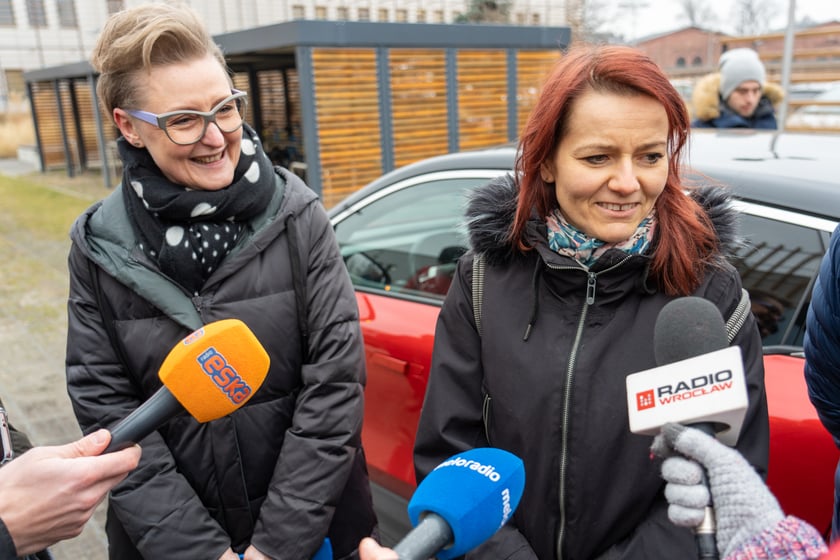 Przekazanie auta elektycznego straży miejskiej pod UM Wrocławia przy ul. Hubskiej