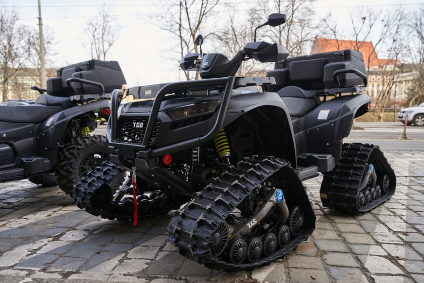 Na zdjęciu nowe pojazdy, kt&oacute;re będą wykorzystywane przez policjant&oacute;w z Dolnego Śląska