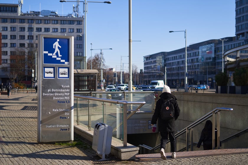 Schody do przejścia podziemnego przy Pasażu Grunwaldzkim