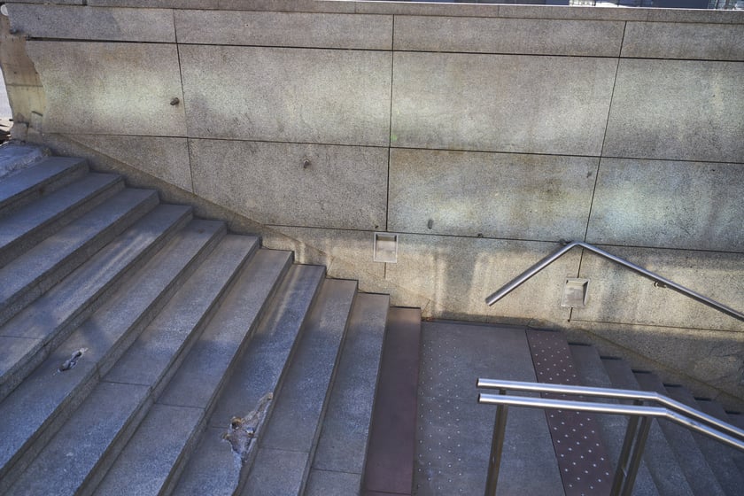 Schody do przejścia podziemnego przy Pasażu Grunwaldzkim