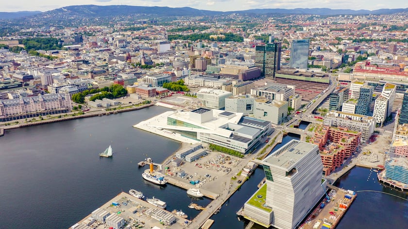 Oslo
Podr&oacute;ż do stolicy Norwegii ucieszy wszystkich fan&oacute;w dobrej architektury. Atrakcją, od kt&oacute;rej trzeba zacząć zwiedzanie miasta, jest&hellip; spacer po dachu słynnej Opery przypominającej tafle lodu wyłaniające się z wody. 
Warto r&oacute;wnież zobaczyć zesp&oacute;ł budynk&oacute;w Barcode w porcie i udać się na p&oacute;łwysep Bygd&oslash;y, gdzie znajdują się najsłynniejsze muzea w stolicy Norwegii. Punktem obowiązkowym jest r&oacute;wnież wizyta w Muzeum Muncha.
 Loty do Oslo w terminie Oslo 2-5 marca &ndash; 167 zł