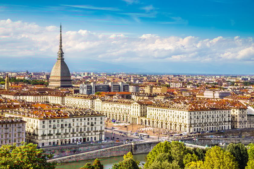 Turyn 
Wizyt&oacute;wką stolicy Piemontu jest Molle Antonelliana, czyli jeden z najwyższych ceglanych budynk&oacute;w w Europie. Obecnie działa tam Muzeum Kinematografii. 
Miasto znane jest r&oacute;wnież ze słynnego Całunu Turyńskiego, kt&oacute;ry znajduje się w Katedrze Turyńskiej. To jednak nie koniec &ndash; w Turynie mieści się r&oacute;wnież Muzeum Egipskie &ndash; gratka dla miłośnik&oacute;w starożytnej historii. Obiekt w Turynie posiada, poza Kairem, największy na świecie zbi&oacute;r eksponat&oacute;w z tego okresu. 
Loty do Turynu w terminie 3-6 marca &ndash;307 zł.