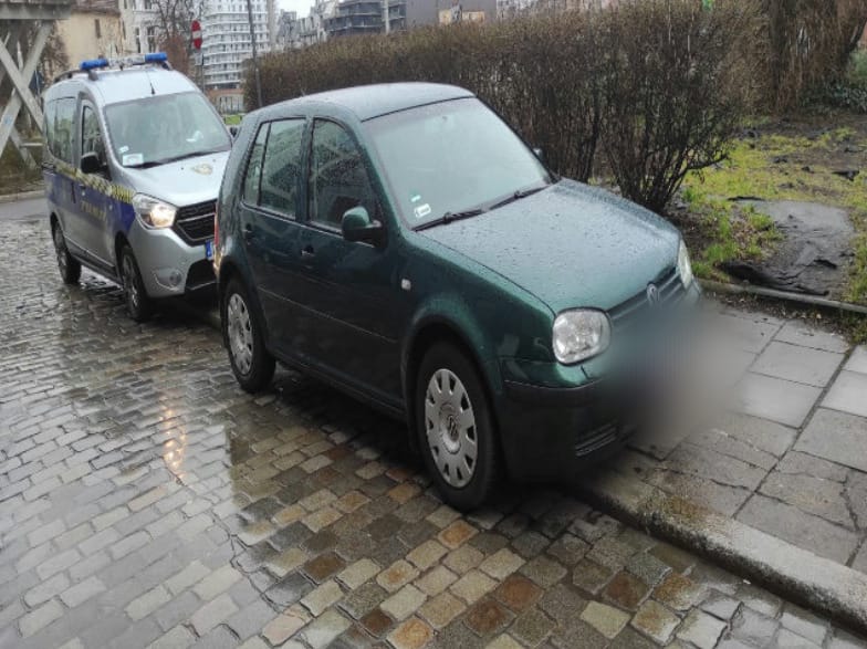 Na zdjęciu widać auta "mistrzów parkowania" z Wrocławia