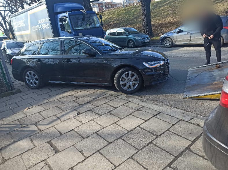 Na zdjęciu widać auta "mistrzów parkowania" z Wrocławia