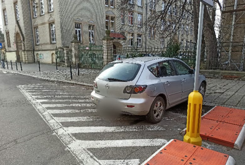 Na zdjęciu widać auta "mistrzów parkowania" z Wrocławia