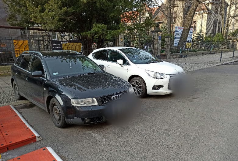 Na zdjęciu widać auta "mistrzów parkowania" z Wrocławia