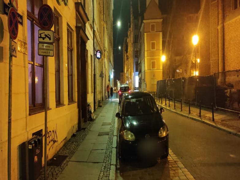 Na zdjęciu widać auta "mistrzów parkowania" z Wrocławia