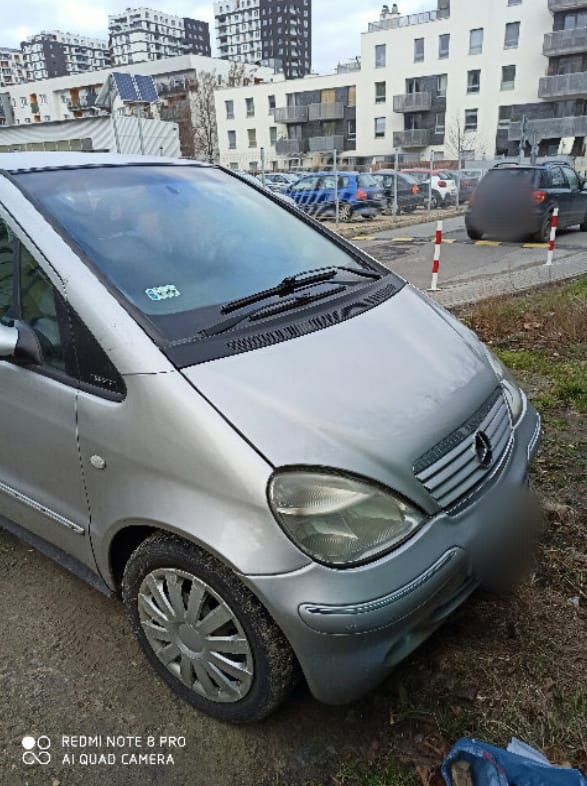 Na zdjęciu widać auta "mistrzów parkowania" z Wrocławia